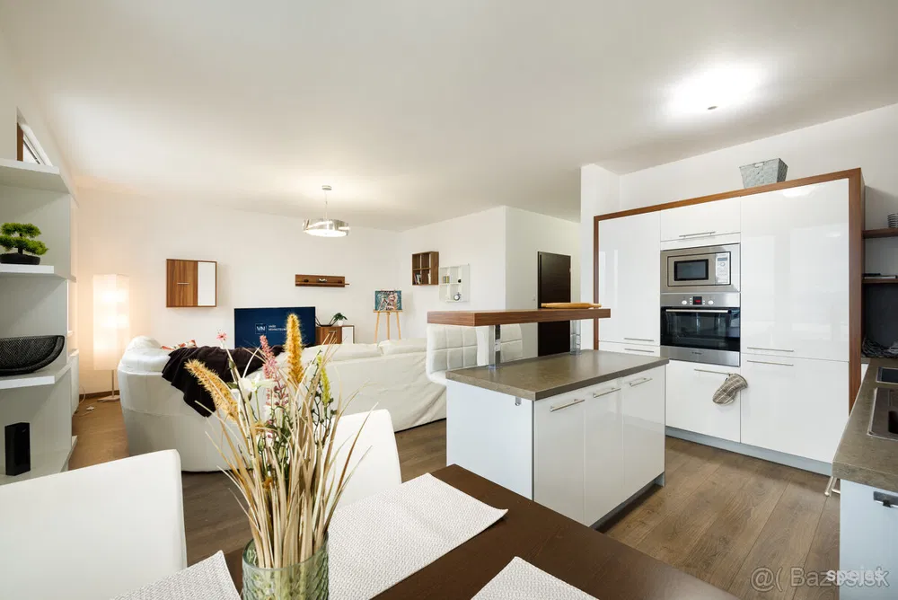 🏡 Štýlový byt s úžasným výhľadom v Banskej Bystrici - Banská Bystrica - €245000 | Reality - fotka 1 z 10